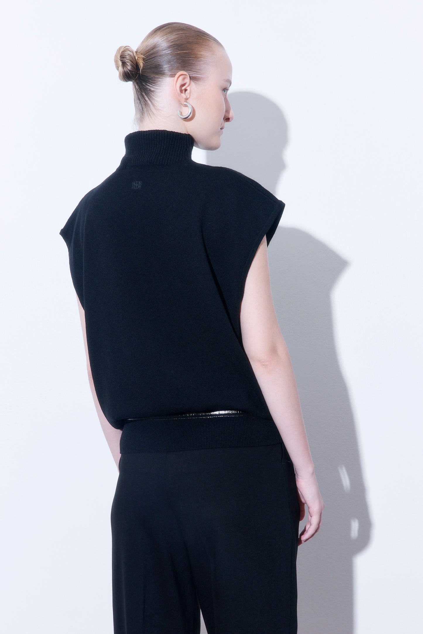 Volume Knit Turtleneck Vest