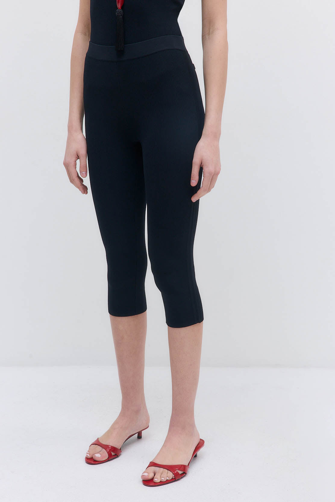 Tight Ribbed Capri Leggings