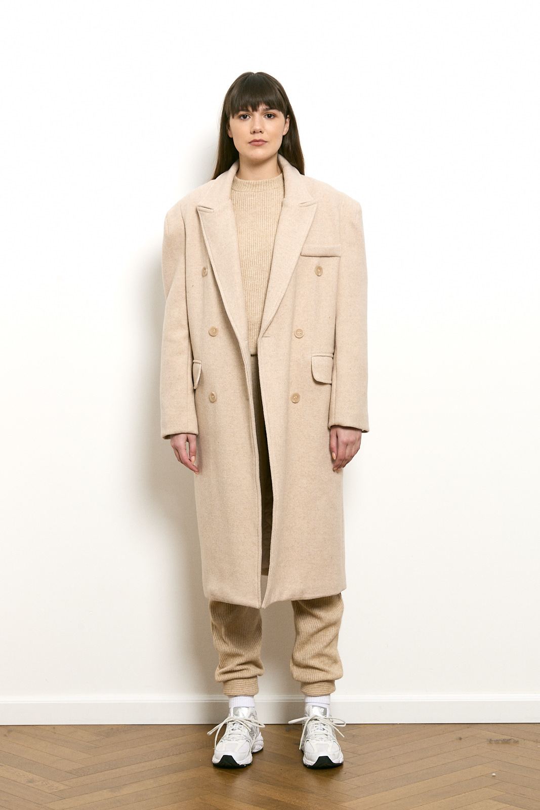 Coat with strong shoulders in Powder tone